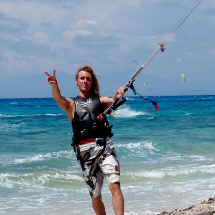 Gilles is kitesurfing in Kapstadt