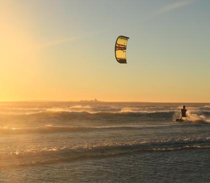 Stefan Haghofer kitesurfing in Kapstadt, Sunset Beach